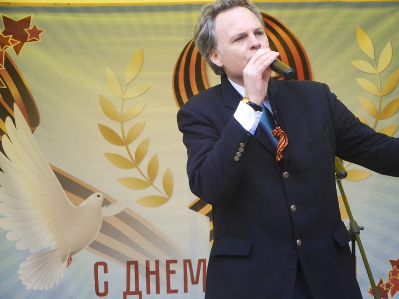 По приглашению Фонда «Сталинградская битва» французский певец  Гийом Рат посетил Москву